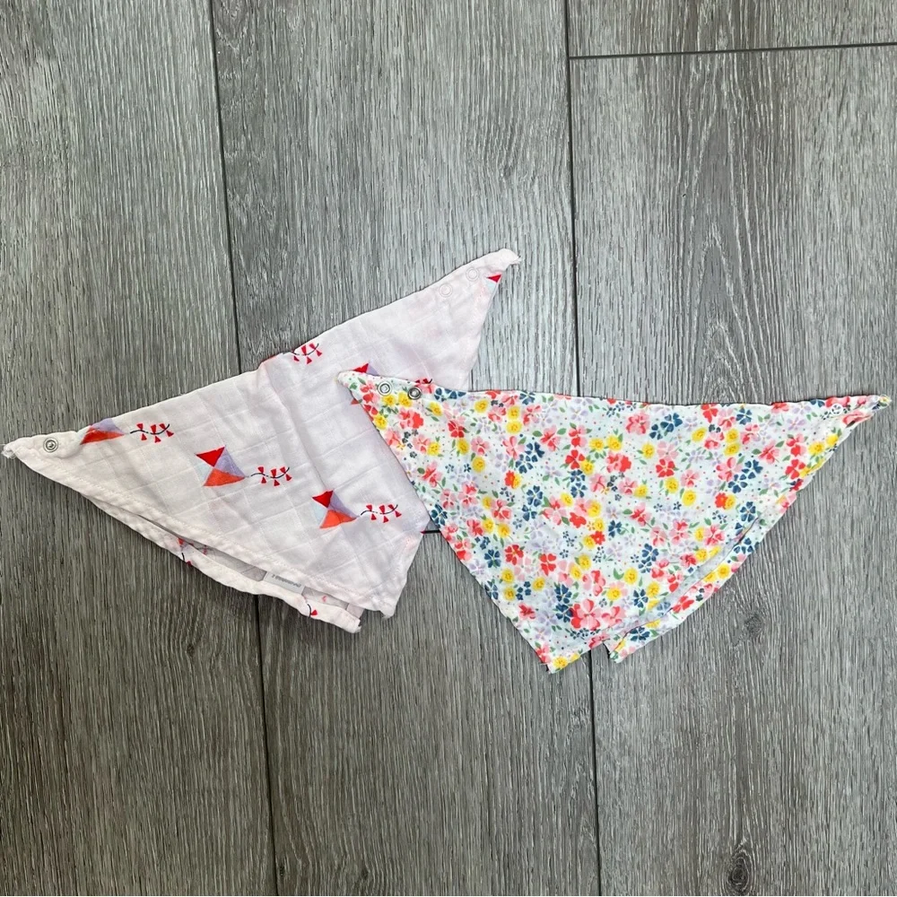 GYMBOREE 2PC MUSLIN COTTON BANDANA BIBS